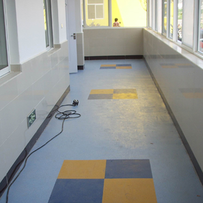 在铺装驻马店塑胶运动地板前要注意哪些问题？